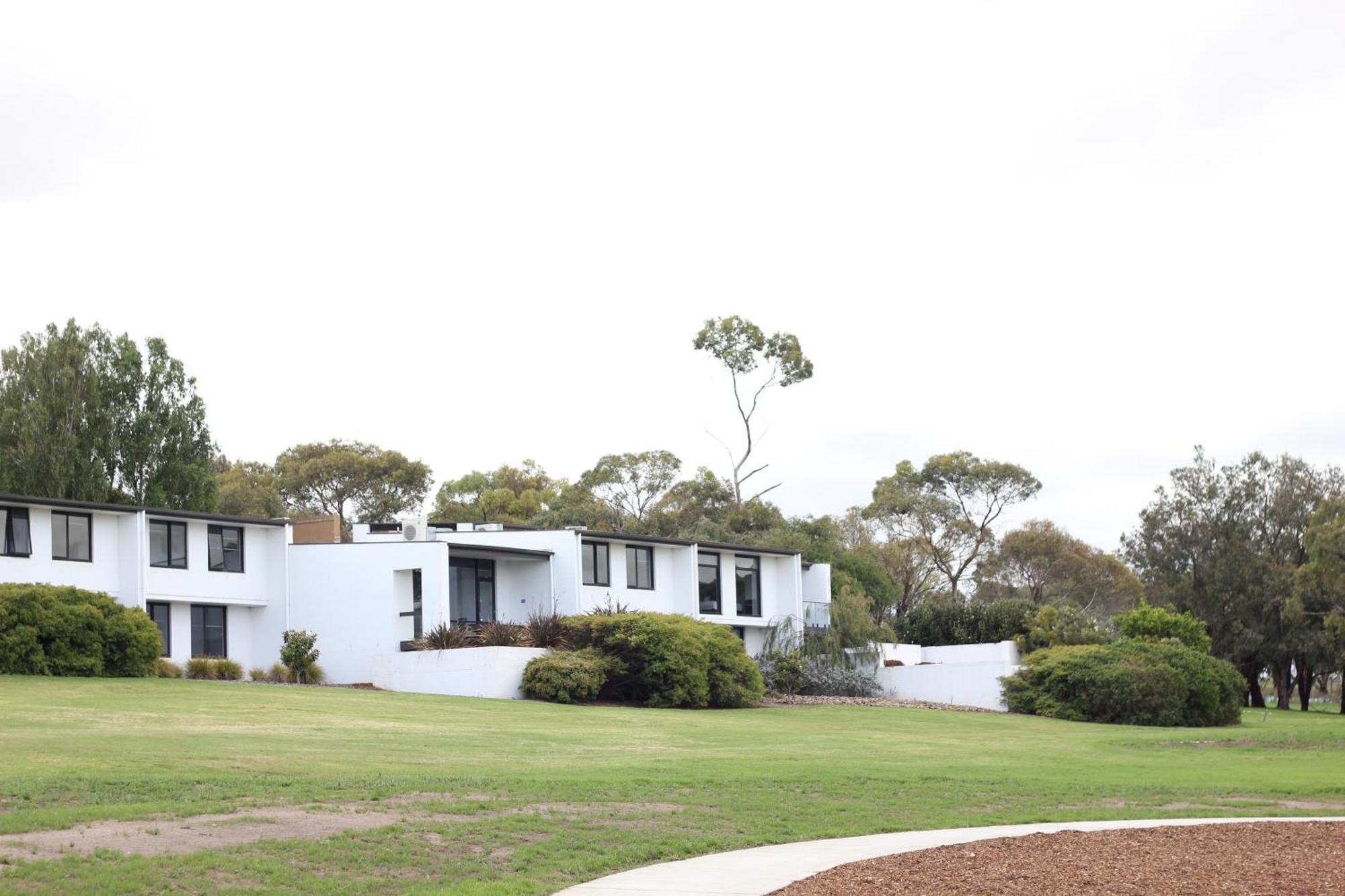 Waurn Ponds Estate Hotel Exterior photo